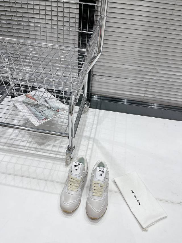 最新联名款miumiu X New Balance 574联名款nb运动鞋 Miu Miu 大秀上爆出的这双与new Balance 新百伦574联名款运动球鞋