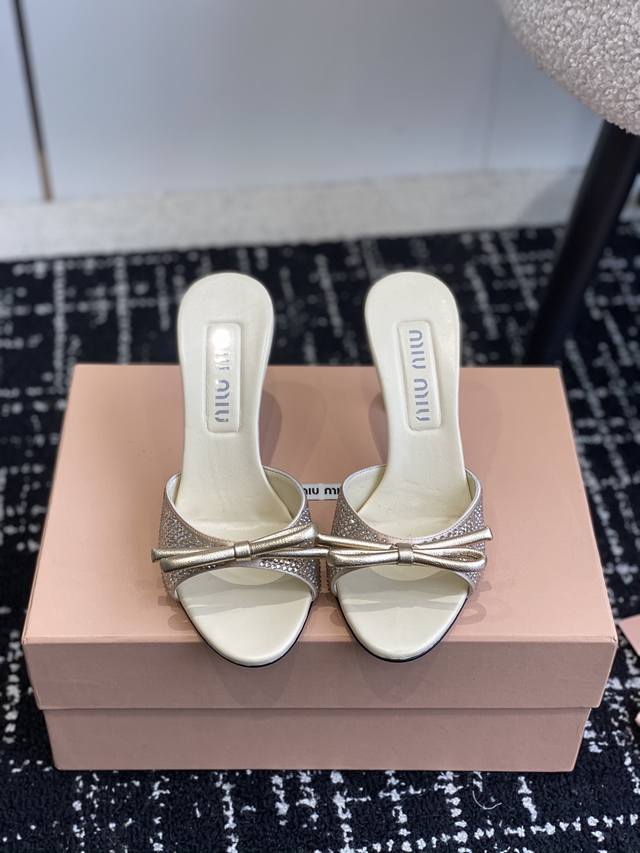 代购级 Miu Miu 24Ss 新款蝴蝶结钻面露趾高跟拖鞋 小仙女高跟鞋 两个跟高真的太贴心啦 5.5Cm 8.5Cm 妥妥大长腿视觉 钻面款buling B