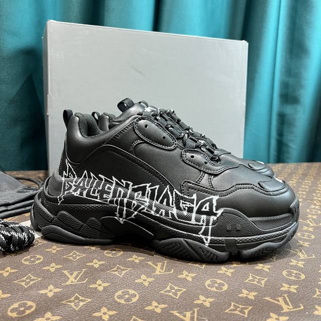 Balenciaga Triples巴黎世家复古老爹鞋全套原纸板头开发最原汁原味的灵魂版型全鞋荧光划线卡点胶水把控整洁度追求极致完美每一双都是工艺品多重qc质检