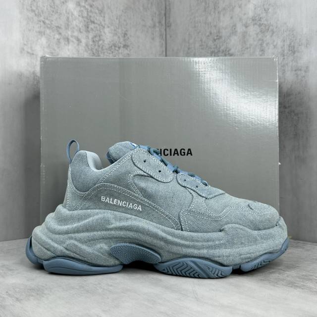 新款上架 Balenciaga Triple S 巴黎世家复古老爹鞋 牛仔布 全套原纸板楦头开发 最原汁原味的灵魂版型 全鞋荧光划线卡点 胶水把控整洁度追求极致