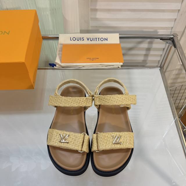 Louis Vuitton 路易威登女士2023新款凉鞋 Lv Sunset Comfort平底凉鞋以精致拉菲草鞋面道出手工艺格调 搭配韧性鞋垫和轻盈微型外底