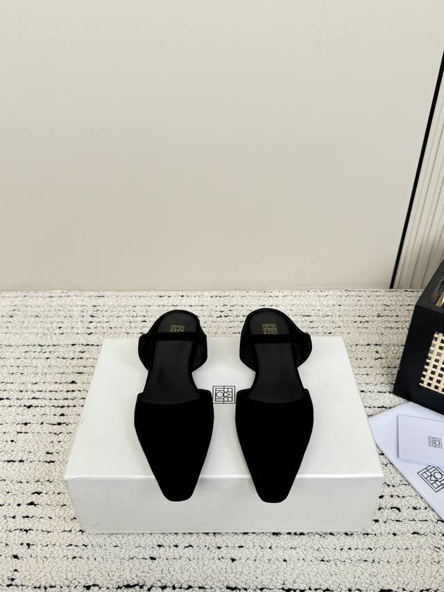 Toteme 24春夏经典款极简风法式复古穆勒包头拖鞋 Tot新款穆勒拖鞋真的是越看越喜欢 拥有那种80年代的慵懒复古美感 给人一种优雅与漫不经心的高级感 简约