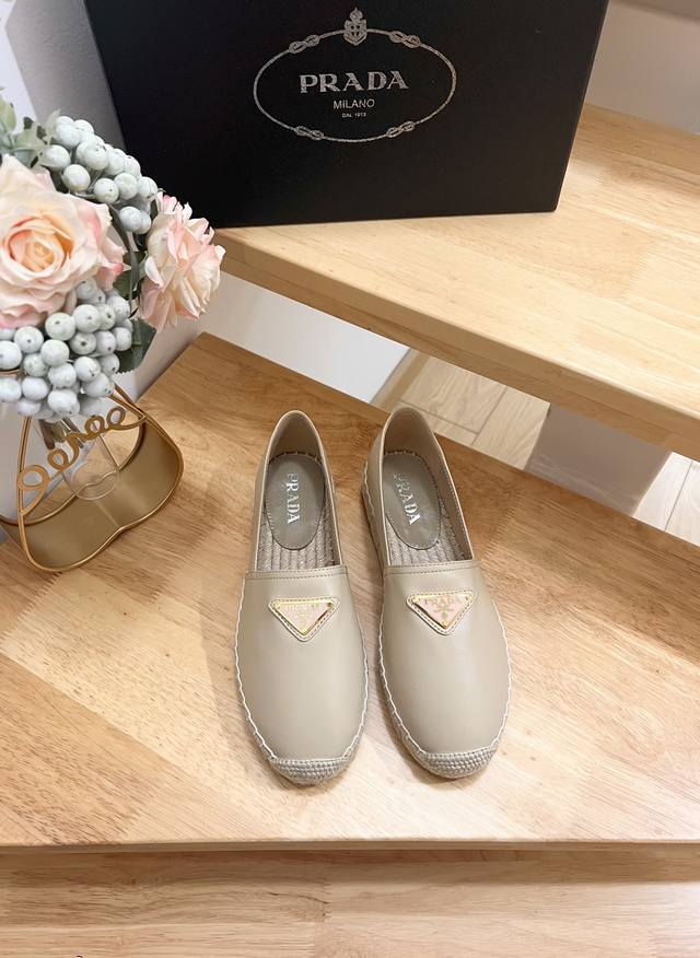 品牌:Prada 品名:Prada徽标细节草编鞋 55N3Llof020 颜色:F0018产地:It 适用人群:Women 商品介绍:徽标细节草编鞋 圆头 穿套