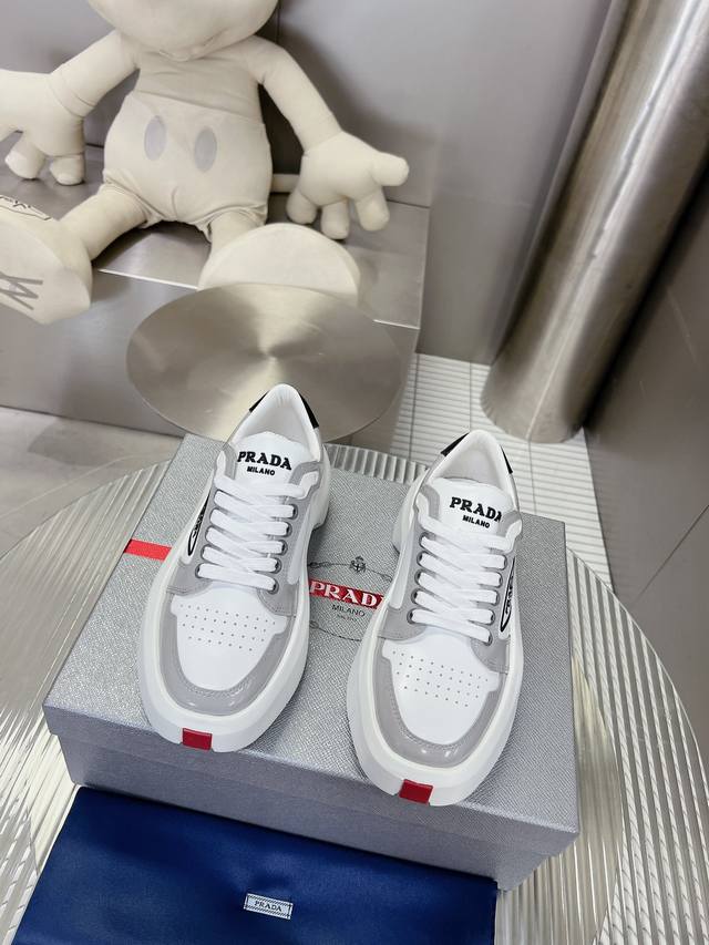 情侣出p Prada 厚底小白鞋 引爆全 场 是新款经典单品 采用原版进口牛皮 全鞋油边 工艺 款式轻盈 搭配 Prada 标志5Cm厚底 四季 皆宜 Prad