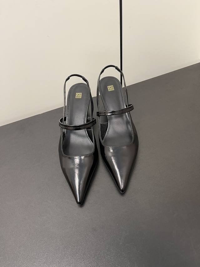 Toteme 24 Slingback 凉鞋 简单利落的设计很适合日常穿着 尖头很有气场 后空设计不磨脚后跟 脚背袢带穿的更稳不掉脚 既高级又实用的款 面料 油