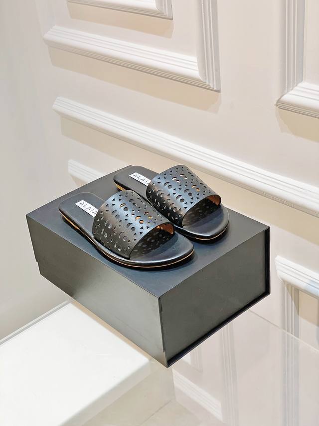 激光镭射雕花技术也是独一无二的了 他们家的鞋子更是出了名的舒适好穿 穿上非常惊艳 时髦又百搭独特的造型轻松打造不经意的时尚感 鞋面材质:牛皮 鞋里材质:羊皮 鞋