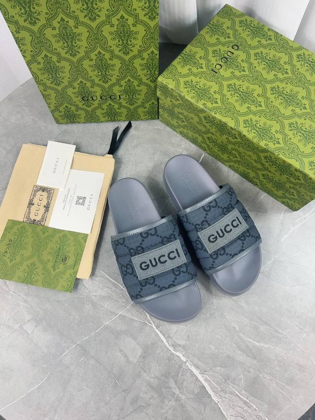 Gucci情侣款拖鞋采用 Gg 聚酯纤维制成 正面饰有 Gucci 标签 为款式增添了醒目的徽标感 米色 Gg 再生聚酯纤维 男女同款 皮革饰边 Gucci M