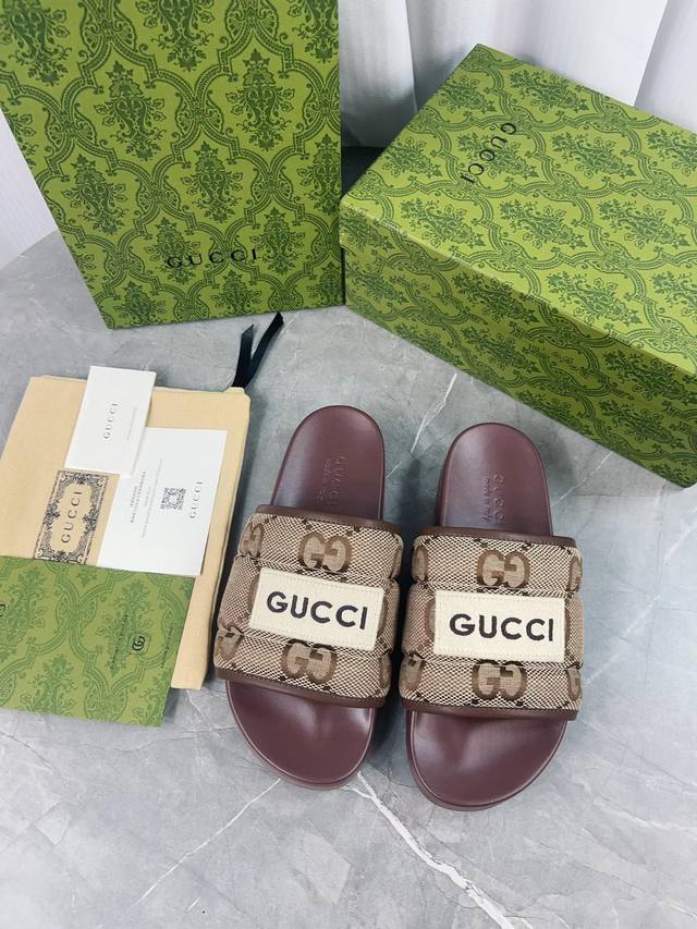 Gucci情侣款拖鞋采用 Gg 聚酯纤维制成 正面饰有 Gucci 标签 为款式增添了醒目的徽标感 米色 Gg 再生聚酯纤维 男女同款 皮革饰边 Gucci M