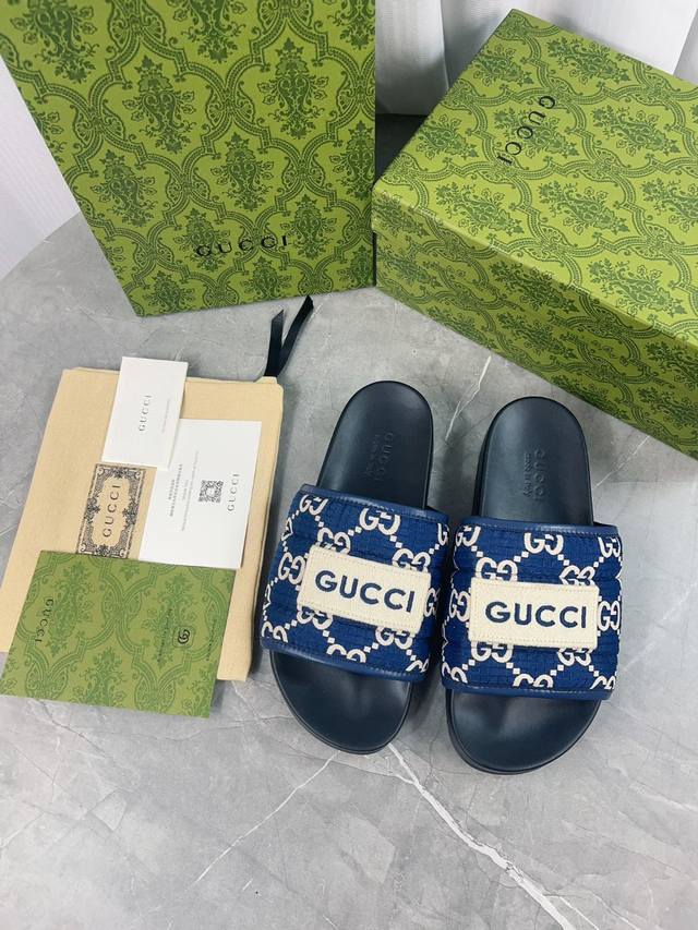 Gucci情侣款拖鞋采用 Gg 聚酯纤维制成 正面饰有 Gucci 标签 为款式增添了醒目的徽标感 米色 Gg 再生聚酯纤维 男女同款 皮革饰边 Gucci M