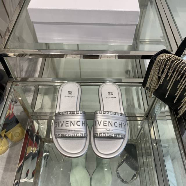 平底 Givenchy 纪梵希 2024Ss春夏新款拖鞋带有品牌标志及原版一比一丝印空压 时装秀款高端大气上档次 原版开发 所有细节和正品一致 码数 35-41
