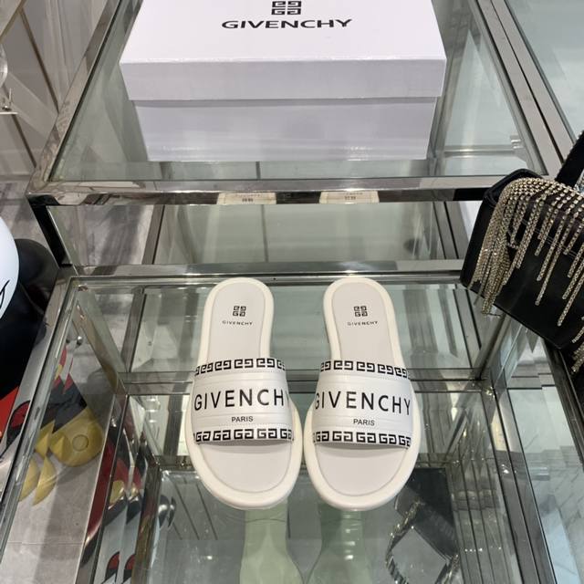 平底 Givenchy 纪梵希 2024Ss春夏新款拖鞋带有品牌标志及原版一比一丝印空压 时装秀款高端大气上档次 原版开发 所有细节和正品一致 码数 35-41