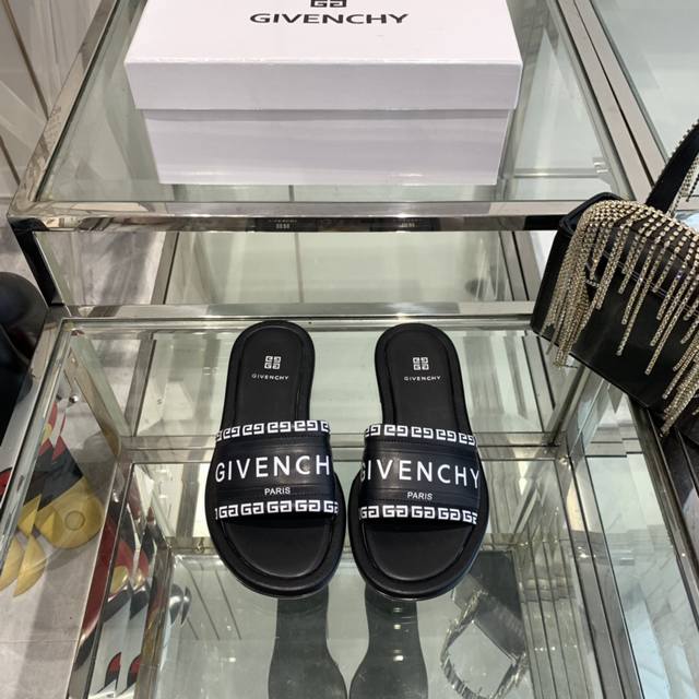 平底 Givenchy 纪梵希 2024Ss春夏新款拖鞋带有品牌标志及原版一比一丝印空压 时装秀款高端大气上档次 原版开发 所有细节和正品一致 码数 35-41