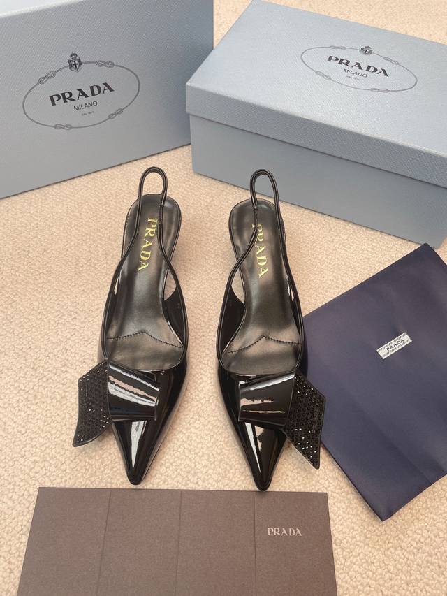 Prada 普拉达2024Ss春夏新品 闪亮登场 建筑风格的精致细节解译崭新装饰美学 绽现繁复的摩登柔美气质与现代观感 这款高跟鞋融合结构式创新元素与prada