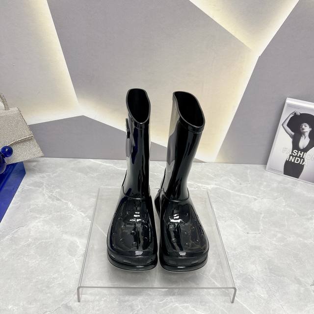 独家顶级版本 Balenciag*巴黎世*家2024Vs早春新款雨靴系列 松糕厚底洞洞雨靴 新款上架这款平底在欧美街拍中出境率超高 Ins也是火了一把 调鞋楦都