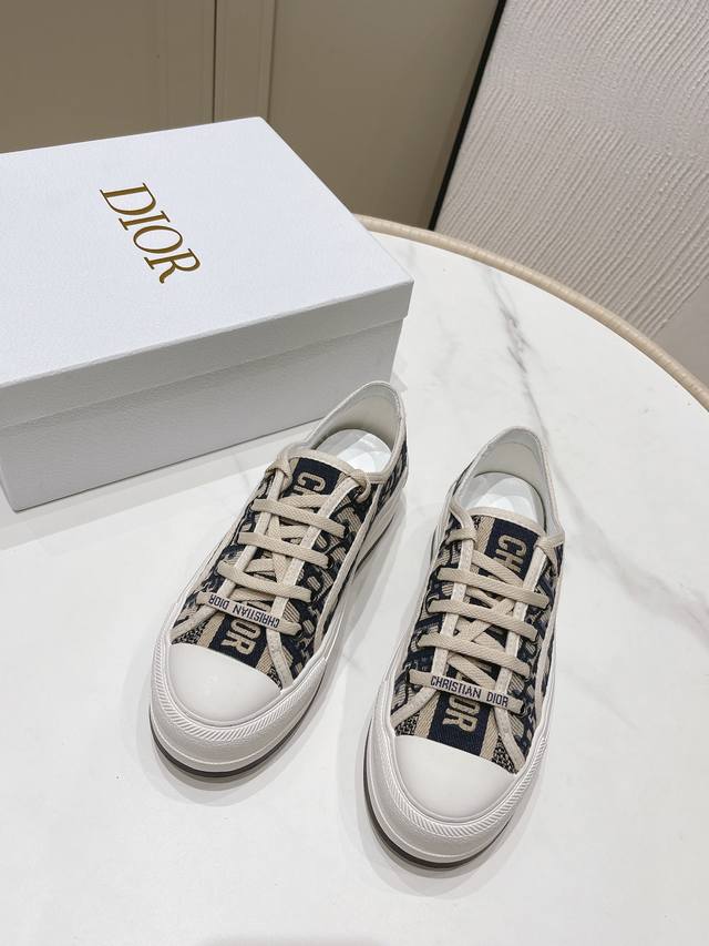 低帮系列出 Dior迪奥walk'N系列 老花 刺绣 厚底帆布鞋 休闲运动鞋 原版购入开发 做货 这款 Walk'N'Dior 厚底运动鞋是一款时尚单品 提升该