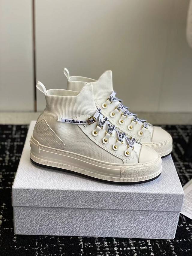 最新款 Dior 新品walk'N'Dior 厚底刺绣高帮袜子 运动鞋 这款 Walk'N'Dior 厚底运动鞋是一款时尚单品 提升该系列的格调 鞋面采用科技针