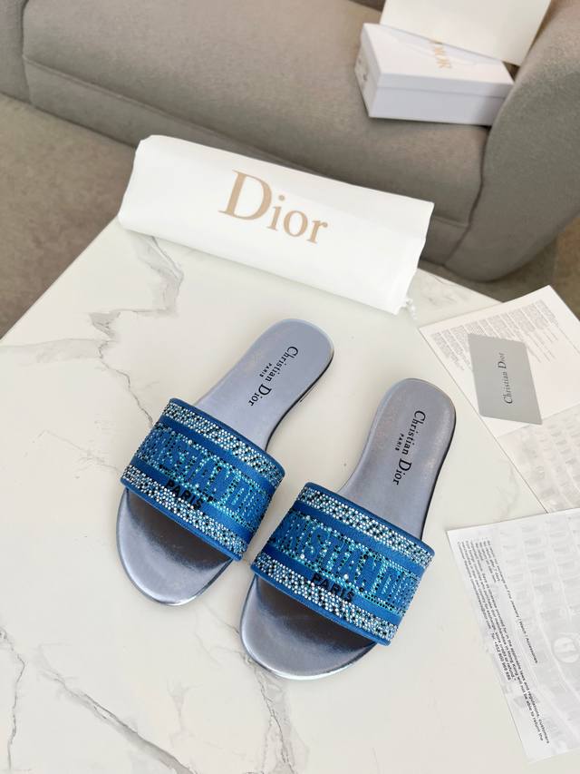 皮底+30 Dior迪奥最新火爆款 一款春新品 这款中跟真丝锻面+3D电秀鞋 绽现现代的设计理念 怎么搭配怎么好看 上脚舒适 码数35-40 41 42定做