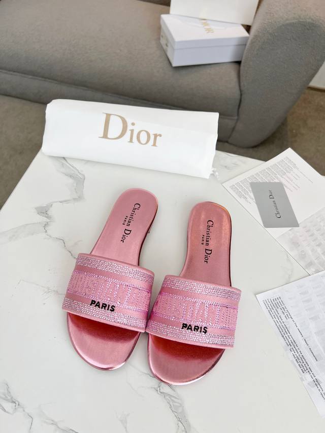 皮底+30 Dior迪奥最新火爆款 一款春新品 这款中跟真丝锻面+3D电秀鞋 绽现现代的设计理念 怎么搭配怎么好看 上脚舒适 码数35-40 41 42定做