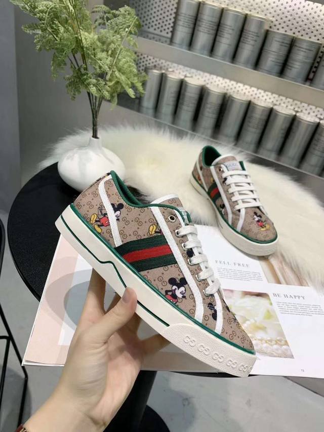 男+10 35-40 古奇 Gucci 欧美最时髦潮流品牌 米奇老鼠系带平底板鞋 官网原版复刻 鞋面采用原版双g 简单大方 原版橡胶耐磨大底