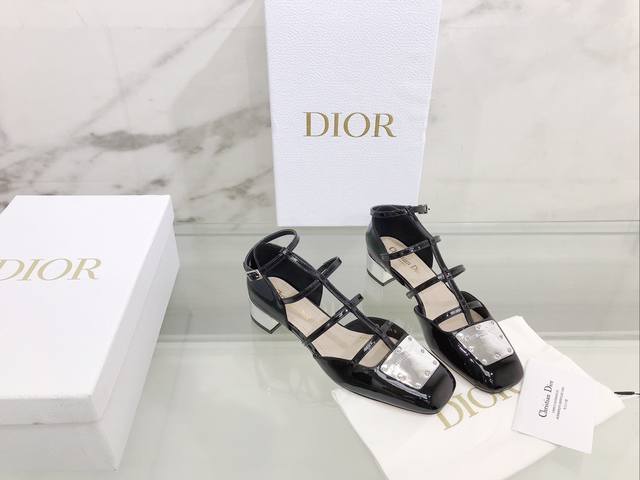 D家 2022最新la Parisienne Dio*罗马芭蕾凉鞋 这款 La Parisienne Dio*芭蕾鞋是发布秀的主打单品 彰显时尚的经典标识与复古