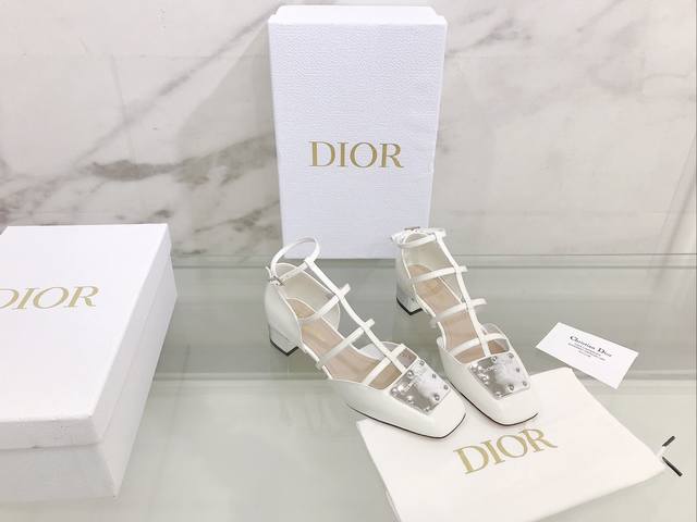D家 2022最新la Parisienne Dio*罗马芭蕾凉鞋 这款 La Parisienne Dio*芭蕾鞋是发布秀的主打单品 彰显时尚的经典标识与复古