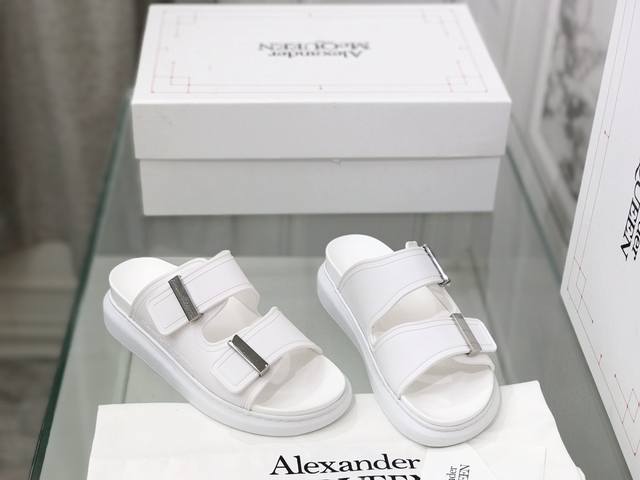 麦昆alexander Mcqueen 2022糖果色拖鞋 原版复刻定制 麦昆两带拖鞋搭配金属扣刻mcq标志 约5Cm 轻松穿出大长腿 舒适 百搭 夏天必入的一