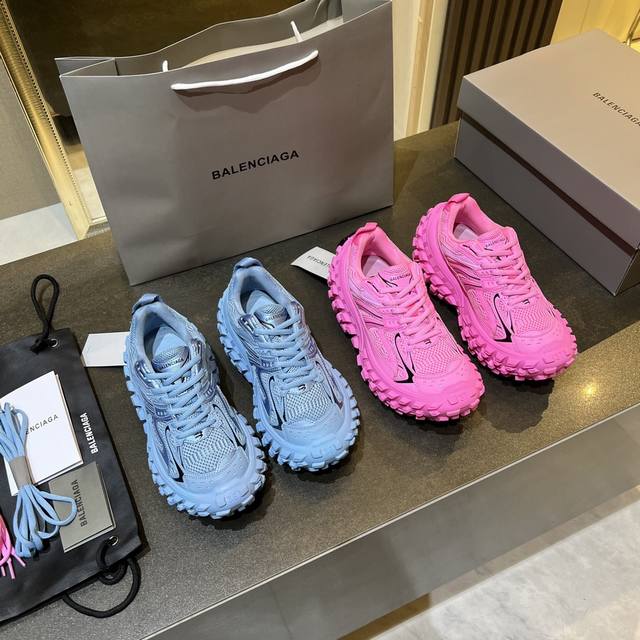 Balenciaga巴黎世家轮胎鞋春夏新色轮胎底复古休闲运动鞋系列推出the Hacker Project系列探索时尚界对于原创与挪用的概念 以全新系列致敬传承