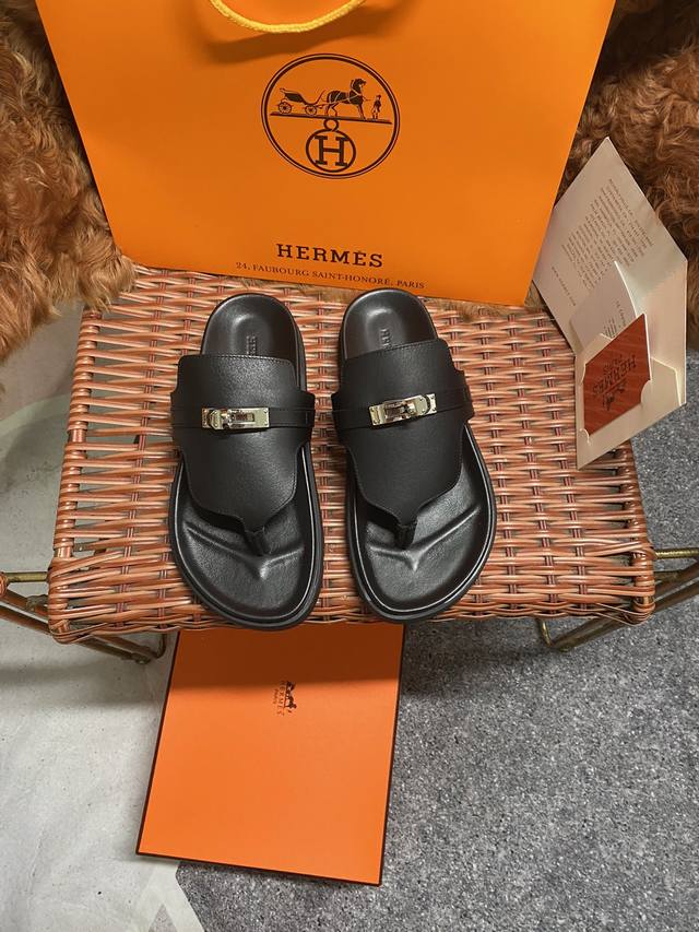 H家 Hermes 男女同款 最近火到不行的情侣款二舅鞋- 凉鞋,搭配各种彩色袜子 潮爆了 鞋面 进口混种羊皮.鹿皮 内里 进口混种羊皮 大底 Tpu防滑耐磨大