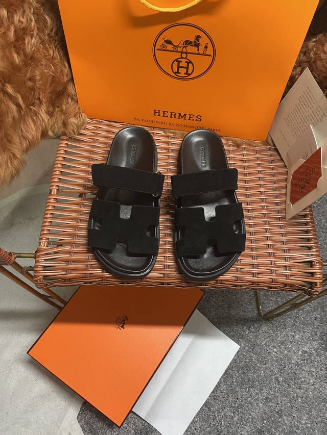 H家 Hermes 男女同款 最近火到不行的情侣款二舅鞋- 凉鞋,搭配各种彩色袜子 潮爆了 鞋面 进口混种羊皮.鹿皮 内里 进口混种羊皮 大底 Tpu防滑耐磨大