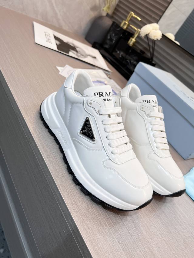 普拉达 Prada.. 情侣款 2022爆炸款出货了 原版1比1开发 面料 进口开边珠牛皮 内里 羊皮 掂脚 羊皮 35--46码 34与41码可订做不退换