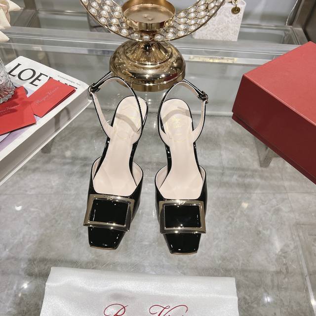 Roger Vivier 2024年春季新款漆皮中空凉鞋 她 只可遇不可求 这是专柜现在对roger Vivier这款 Belle Vivier 最好的诠释 虽