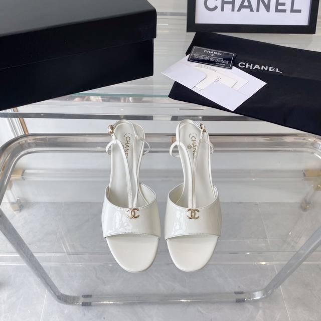 Chanel新款珍珠跟凉鞋 高版本出货 可文艺可时髦 百搭舒适 上脚秒变大长腿 进口小羊皮鞋面 内里垫脚羊皮 原版大底 跟高 7Cm Size 35-40