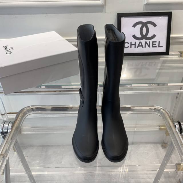 Chanel 24Ss大爆款雨靴入手一款本季颜值爆表雨靴 国内专柜个位数限量 不是vic完全是拿不到的 上脚软软糯糯 太太太太太舒服了 很修饰腿型超级显腿长 全