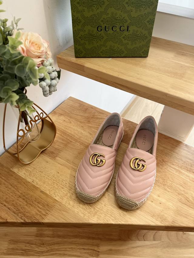 23Ss早春gucci 古奇经典logo古奇女士绗缝羊皮双gg草编渔夫鞋 官网同步 永不过时 超级舒适 上脚轻便绗缝羊皮徽标渔夫鞋 鞋面采用特殊双g经典面料 羊