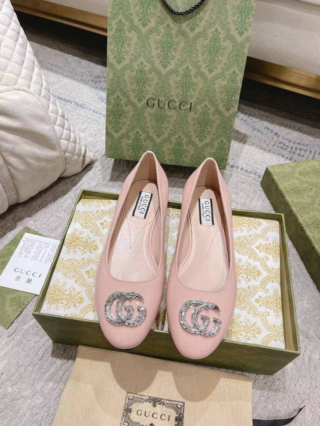 原版级 Gucci 经典春款单鞋 经典必须精品水晶钻双g扣 新款 最新爆款 2024官方同步出新 代购级别 Gucci 高版本单鞋上脚特别的秀气 原版套楦的做法