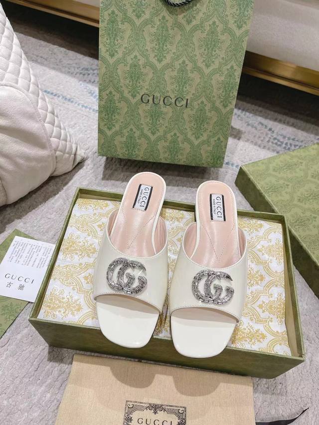 原版级 Gucci 经典凉拖鞋 经典必须精品水晶钻双g扣 新款 最新爆款 2024官方同步出新 代购级别 Gucci 凉拖上脚特别的秀气 原版套楦的做法 和专柜