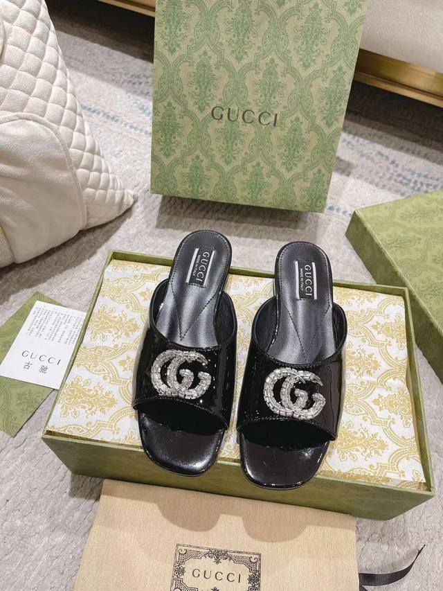 原版级 Gucci 经典凉拖鞋 经典必须精品水晶钻双g扣 新款 最新爆款 2024官方同步出新 代购级别 Gucci 凉拖上脚特别的秀气 原版套楦的做法 和专柜