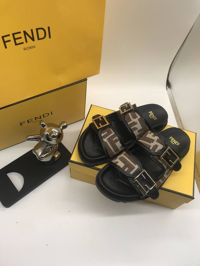 Fendi 芬迪2024春夏新款 双带厚底拖鞋 凉鞋 带ff装饰性搭扣 饰有ff图案提花布料 码数 35-42