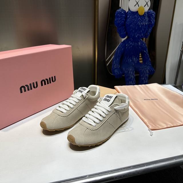 Miumiu 缪缪2024早春新品轻便小白鞋德训鞋休闲鞋 缪缪大秀上爆出的这双休闲鞋 后全球各大代购官网火爆上市.很多明星网红纷纷种草 简单很随意不羁又能体现单