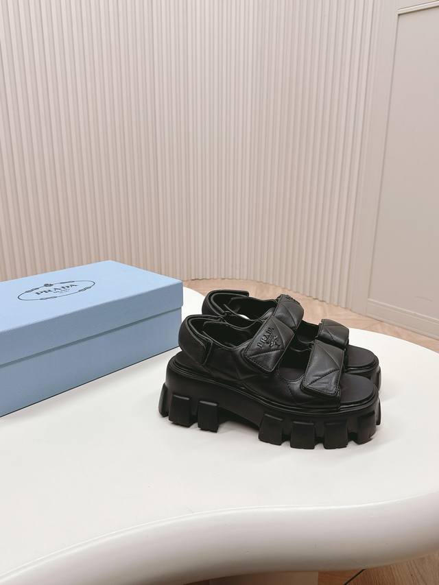 最新系列 Prada 普拉达2024春夏新款凉鞋 罗马厚底魔术贴凉鞋 最新走秀款 经典升级 舒适度与时髦度并存 每个颜色搭配都好看 设计搭配不同风格需求 鞋面