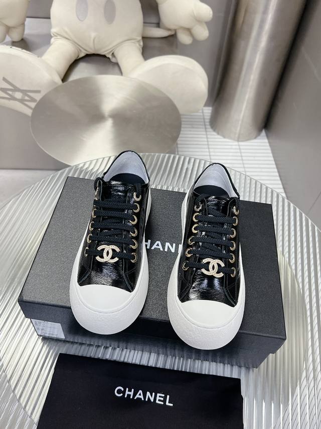 跑量 -顶级 -Chanel小香2024专柜新品大头穆勒鞋 这款经典设计 鞋面油蜡皮风格 大底时尚运动 不平凡的拥入了多种配色元素 多元化混搭非常好看百搭 休闲