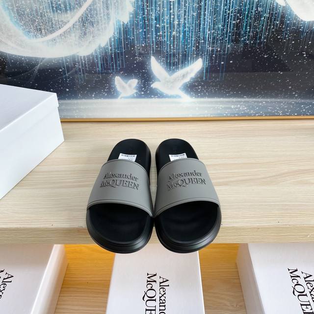 出厂 Alexander Mcqueen 麦昆拖鞋系列 高端品牌 3D制面 升级版大底 更轻便 防滑 市场顶级品质 潮人必备 夏季拖鞋的季节来了 穿起来超级唯美