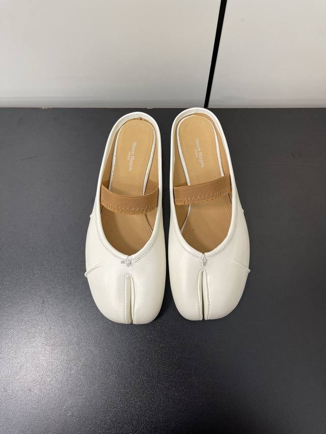 高定品质 Maison Margiela Mm6马吉拉24Ss新款皱褶分趾鞋 Tabi分趾芭蕾舞绑带半拖 意产植鞣羊皮 欢迎对比 真正的原版大底 Size:35 - 点击图像关闭