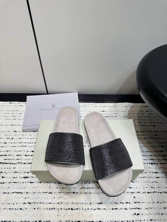 Brunello Cucinelli经典复古拖鞋 系列 Bc是意大利知名品牌 极简主义风格 纯手工串联珠链配饰 复古又高级 简约又大气 属于非常耐看的款式 高级