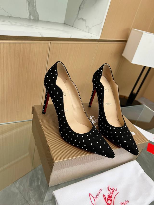 出厂 Christianlouboutin 路铂廷 Cl红底鞋 春夏系列新品登场 创意大胆的鞋履设计尽显前卫态度 焕新都市造型 优雅时尚上面镶有银色搭扣和精美环