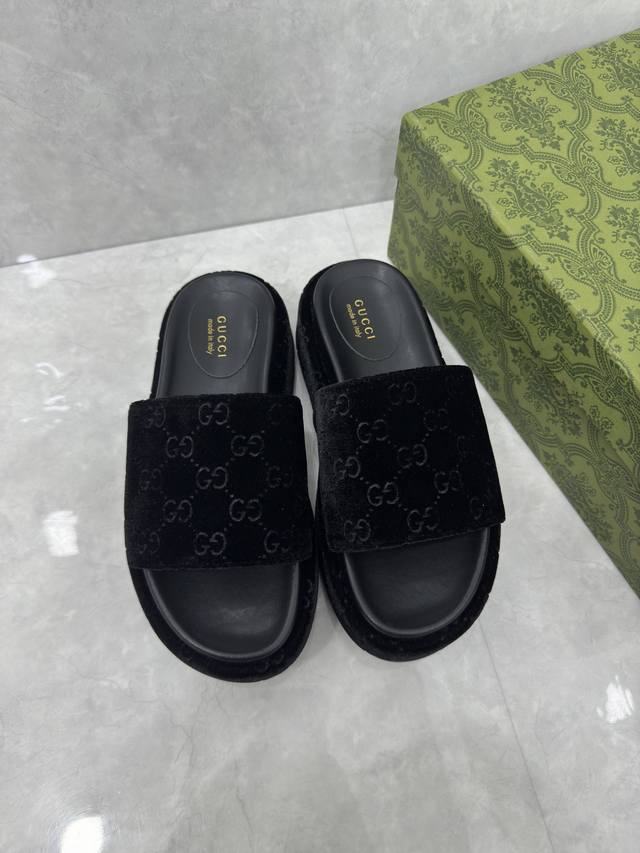 Gucci 古奇 新款女式厚底拖鞋凉鞋春夏新款 Gg 标志于 1 年代首次使用 是 1 年代原始 Gucci 菱形图案的演变 自此成为品牌的标志 在这里 图案以