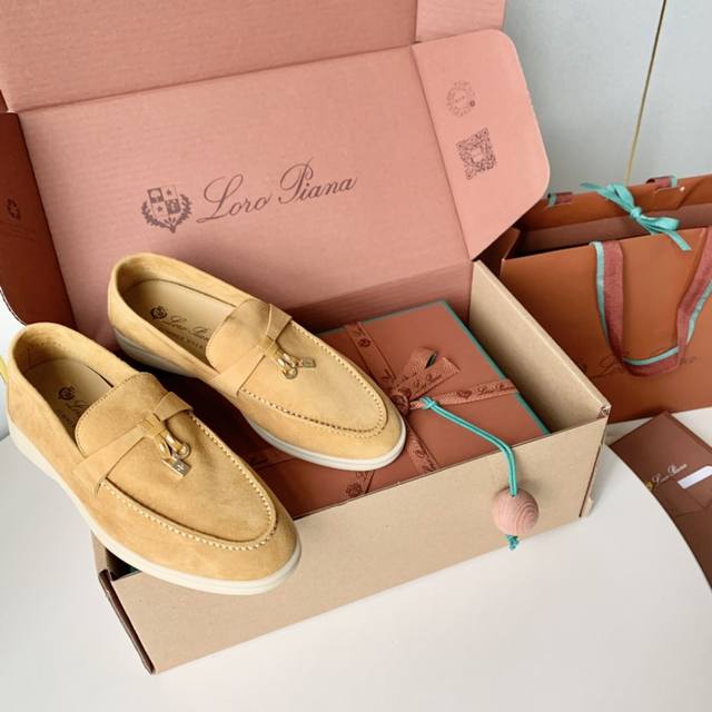 Loro Piana Lp手工乐福鞋情侣款 Summer Charms Walk 舒适的尽头是lp吧 软胶底 素有踩云感之称 细腻麂皮鞋面 柔和而有质感 羊皮内