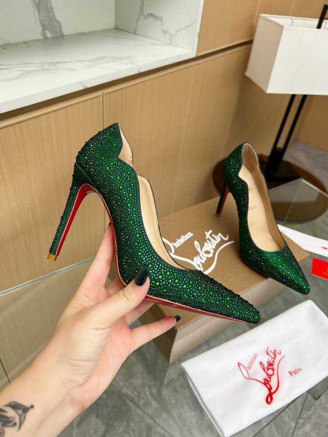 Christianlouboutin路铂廷 Cl红底鞋 全球限量 来自拉斯维加斯的祝福灵感来自拉斯维加斯的炫彩霓虹 手工制作 精致工艺收藏级作品 绝对吸睛的存在