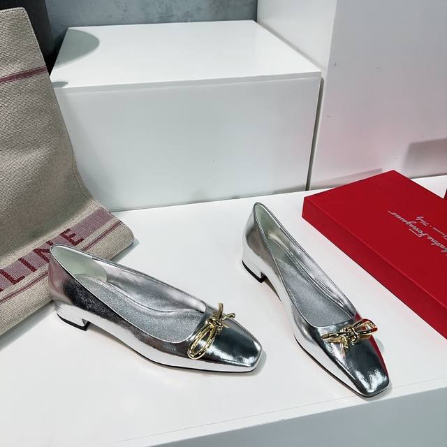 高品质出厂 Salvatore Ferragamo菲拉格慕专柜24早春系列新品标志性蝴蝶结五金扣粗跟单鞋以双色设计重新演绎饰有标志性vara蝴蝶结是适合出席各类