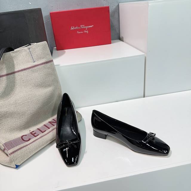 高品质出厂 Salvatore Ferragamo菲拉格慕专柜24早春系列新品标志性蝴蝶结五金扣粗跟单鞋以双色设计重新演绎饰有标志性vara蝴蝶结是适合出席各类